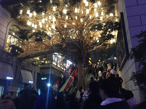 消费76.74亿元 元旦小长假重庆商圈活动丰富,餐饮活跃,休闲游消费升温